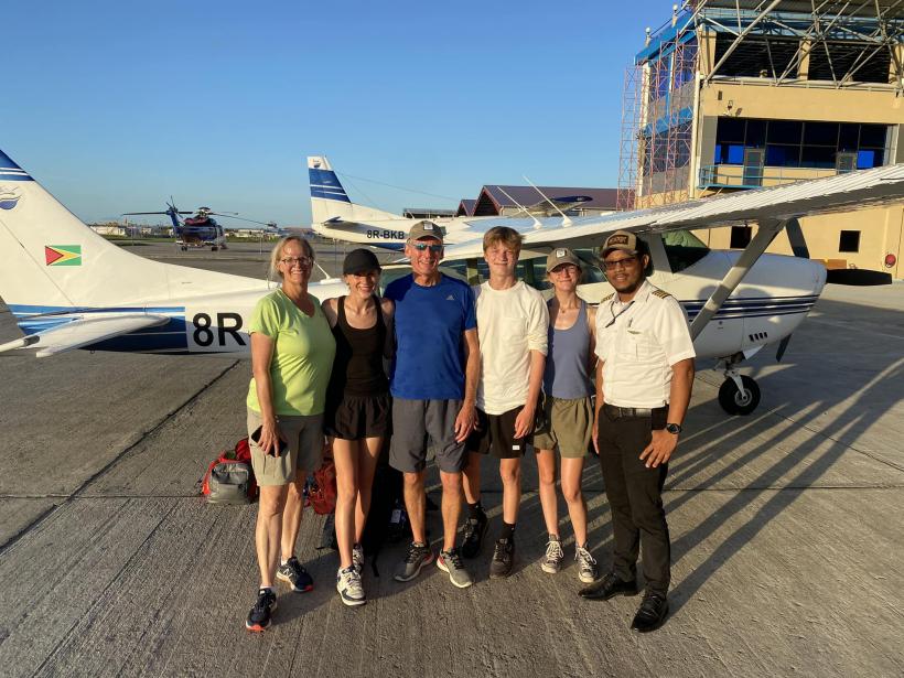 Călătorie în jurul lumii: o familie zboară 14 luni într-un avion micuț 18823193