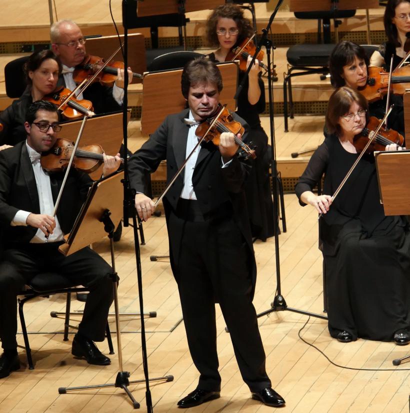 UN TRIO DE COMPOZITORI, UN TRIO DE MUZICIENI și UN FLAUT DE AUR 18823169