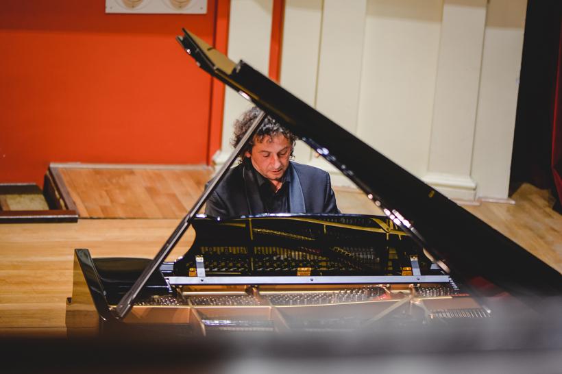 UN TRIO DE COMPOZITORI, UN TRIO DE MUZICIENI și UN FLAUT DE AUR 18823170