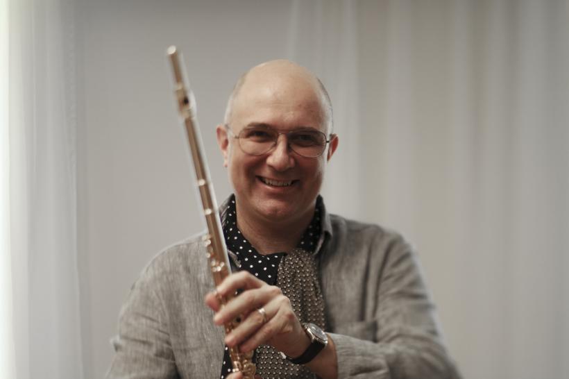 UN TRIO DE COMPOZITORI, UN TRIO DE MUZICIENI și UN FLAUT DE AUR 18823171