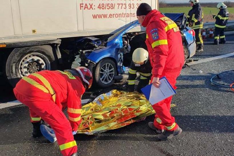 Accident cumplit! Un șofer a murit, după ce a intrat cu mașina sub un TIR 18823402
