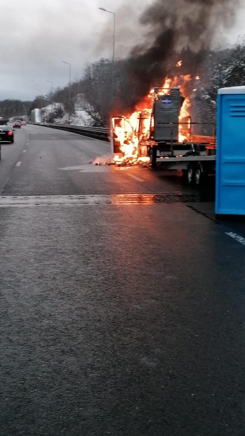 O autospecială care transporta toalete mobile a luat foc pe A1 18823395