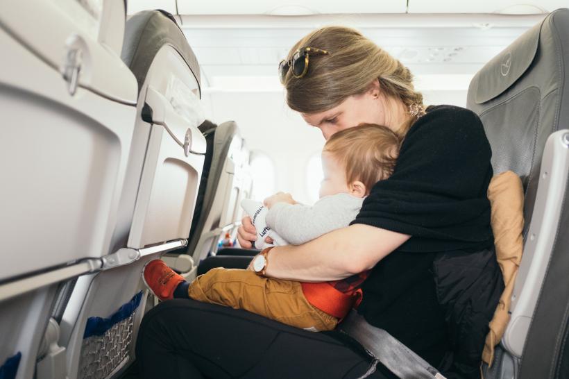Ce să iei cu tine în avion când călătorești cu bebelușul?