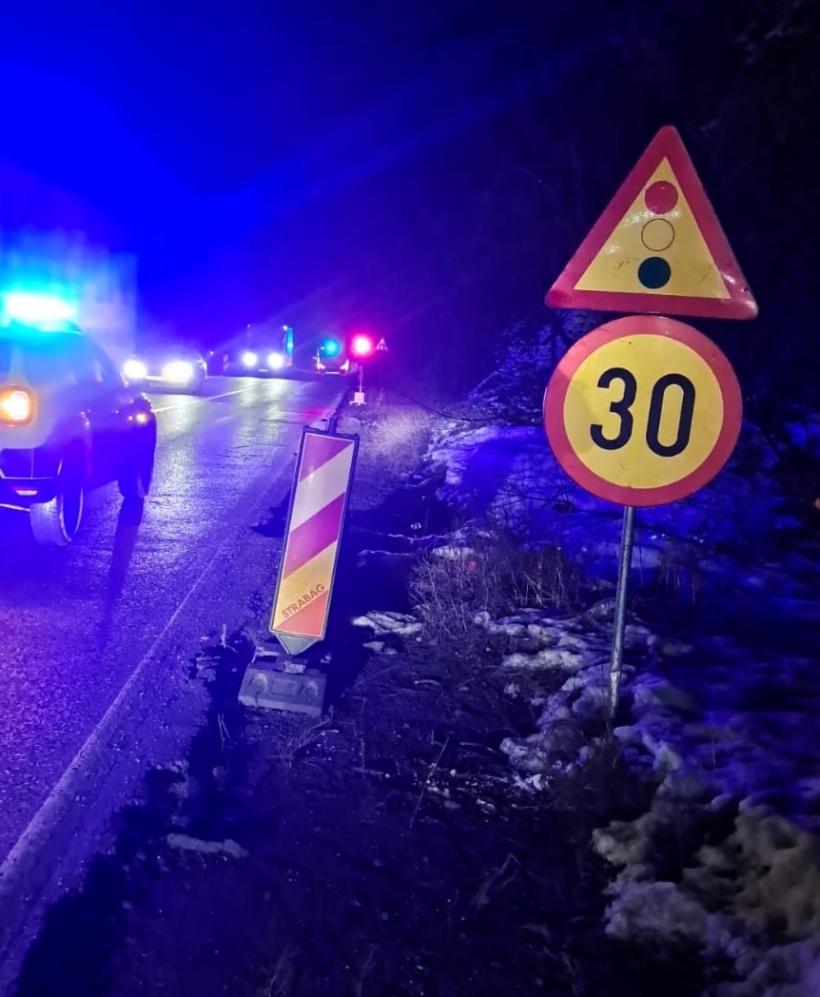 Restricții pe DN 7 - Valea Oltului: fisuri în asfalt, în zona unde s-a surpat drumul 18823552