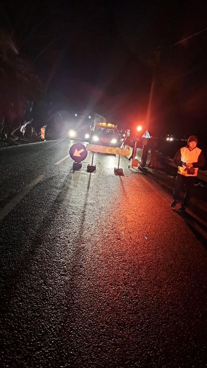 Restricții pe DN 7 - Valea Oltului: fisuri în asfalt, în zona unde s-a surpat drumul 18823553