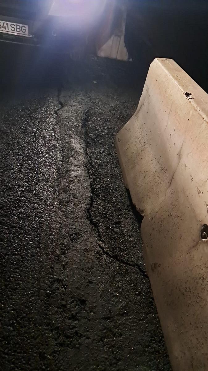 Restricții pe DN 7 - Valea Oltului: fisuri în asfalt, în zona unde s-a surpat drumul 18823554