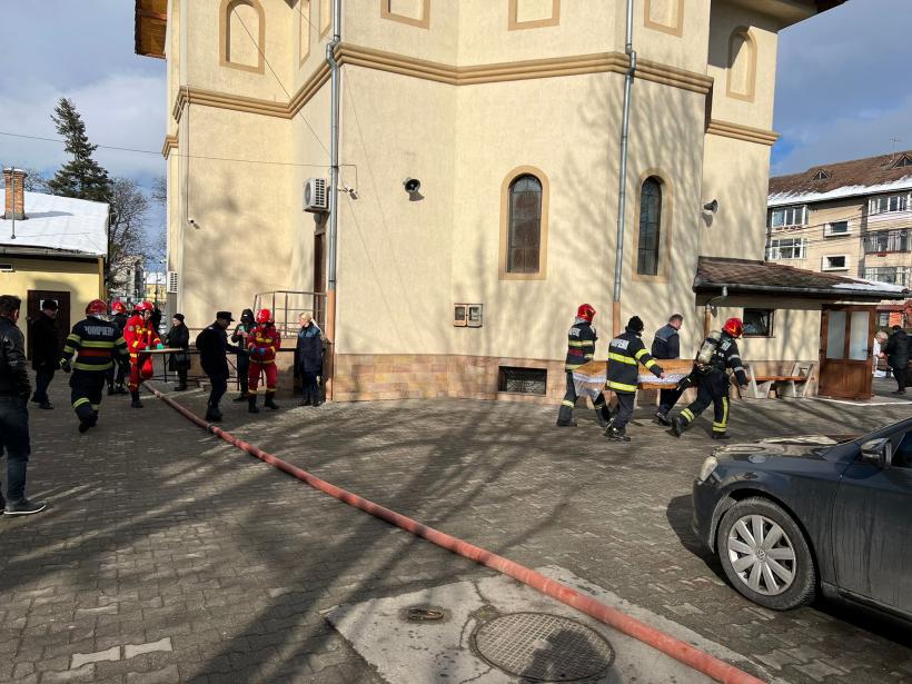 Incendiu la o capelă din Sibiu. Sicrie cu persoane decedate, evacuate