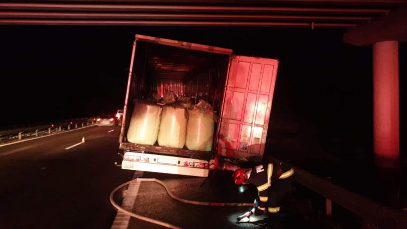 Trafic blocat pe Autostrada A3 în județul Prahova, după un incendiu produs la un TIR încărcat cu uree