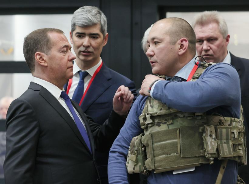 Dmitri Medvedev anunță că Rusia va produce mai mult armament în 2023