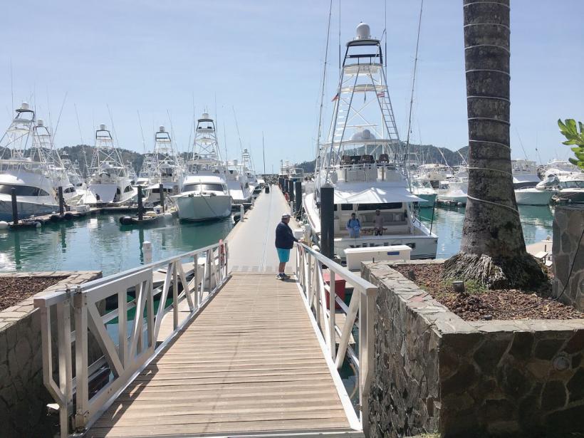 Pescuit turistic, pe valurile Pacificului 18823656