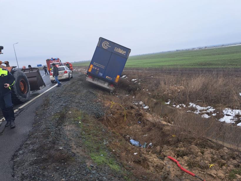 Accident pe Autostrada Soarelui. Un tir a ieșit de pe carosabil. Șoferul a fost rănit 18823919