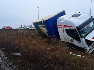 Accident pe Autostrada Soarelui. Un tir a ieșit de pe carosabil. Șoferul a fost rănit 18823920