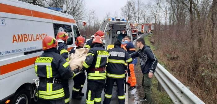 Accident teribil pe o șosea din Caraș-Severin. Un copac a căzut peste o mașină aflată în trafic. Un băiat de 14 ani a murit 18823947