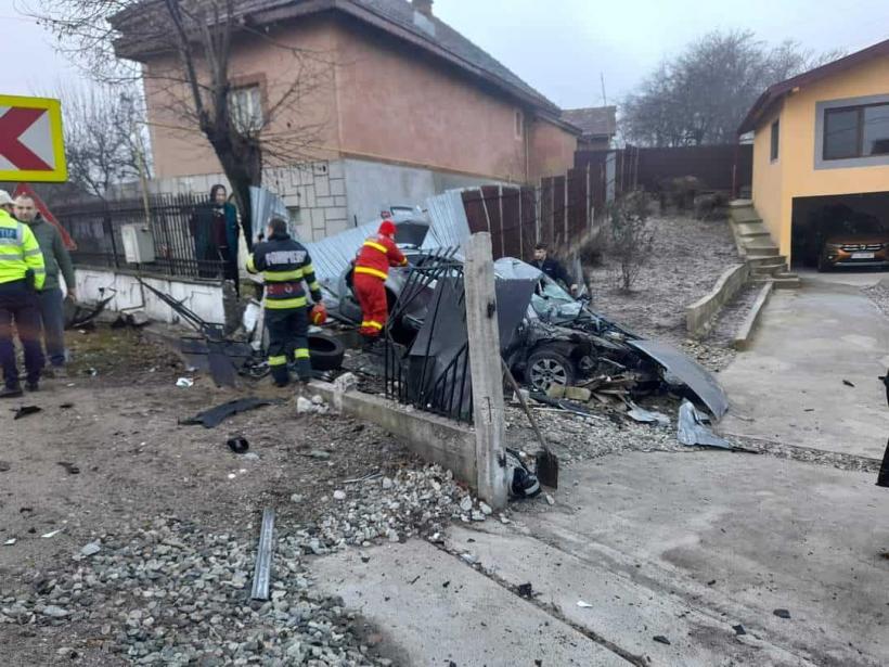 Accident grav pe DN 66 în județul Gorj. Mașină făcută praf după ce a intrat într-un gard. Patru persoane au ajuns la spital
