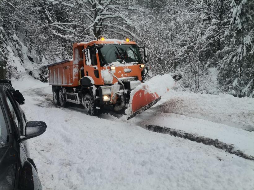 Restricții de circulație pe mai multe drumuri din țară din cauza zăpezii și a unor lucrări