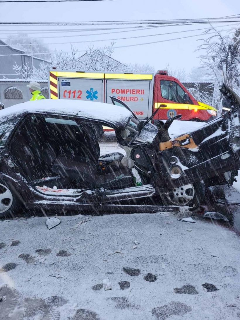 Accident grav pe DN 55, județul Dolj. O mașină s-a ciocnit frontal cu un utilaj de deszăpezire. O persoană a murit și alte trei au fost rănite 18823972