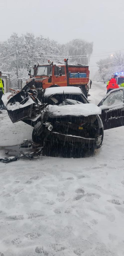 Accident grav pe DN 55, județul Dolj. O mașină s-a ciocnit frontal cu un utilaj de deszăpezire. O persoană a murit și alte trei au fost rănite 18823973