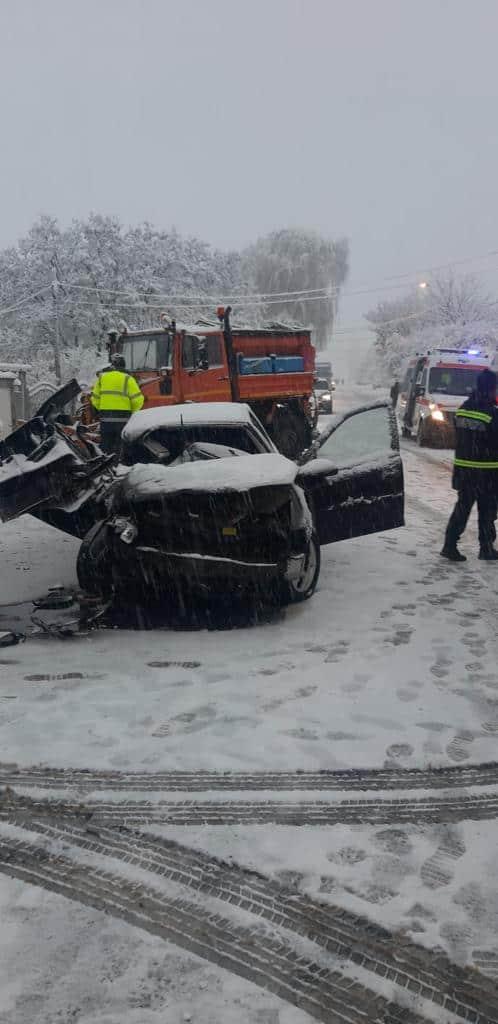 Accident grav pe DN 55, județul Dolj. O mașină s-a ciocnit frontal cu un utilaj de deszăpezire. O persoană a murit și alte trei au fost rănite 18823974
