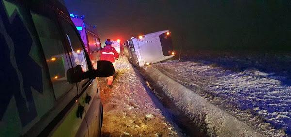 Accident în Suceava. Un autocar s-a răsturnat la ieșirea din orașul Salcea 18824085