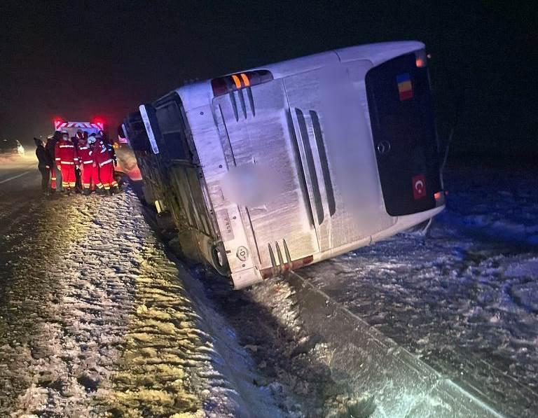 Accident în Suceava. Un autocar s-a răsturnat la ieșirea din orașul Salcea 18824086