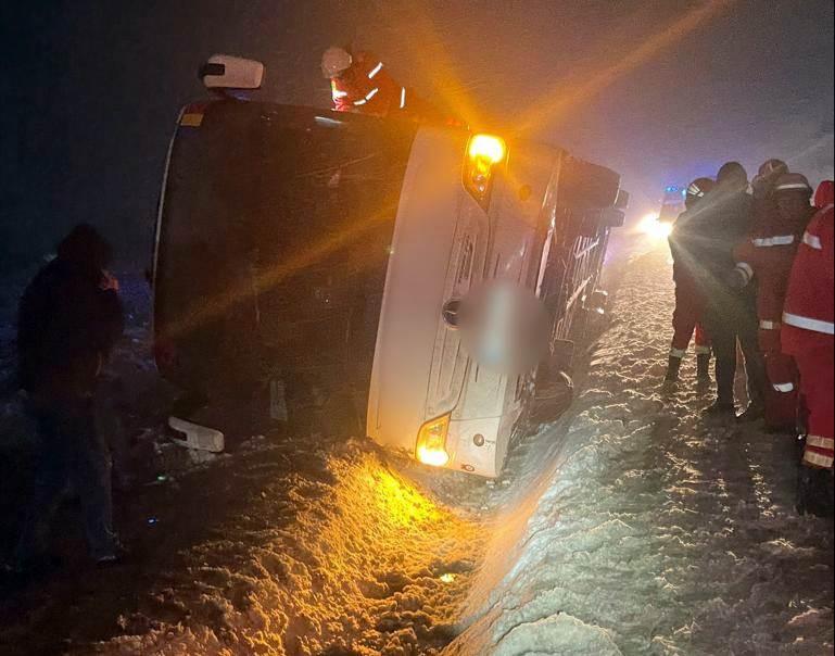 Accident în Suceava. Un autocar s-a răsturnat la ieșirea din orașul Salcea 18824087