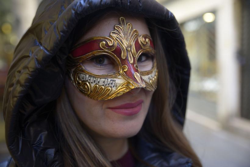 Carnavalul de la Veneția și-a deschis porțile. Paradă de gondole, măști și costume de epocă