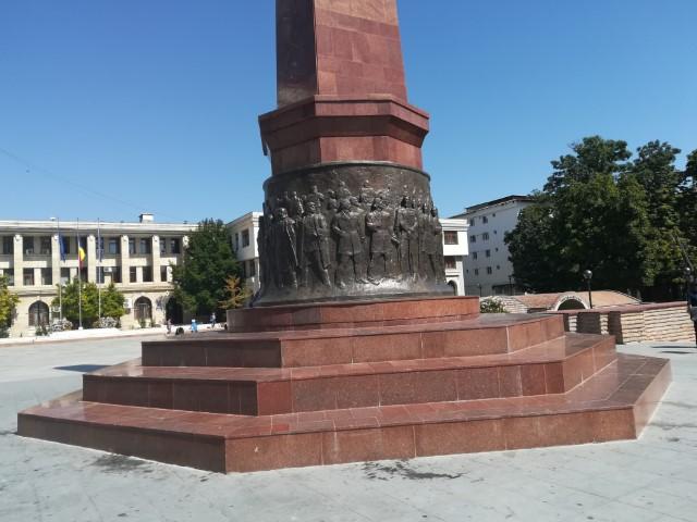 Controverse la Focșani. Utilajele de deszăpezire au avariat Obeliscul din Piața Unirii