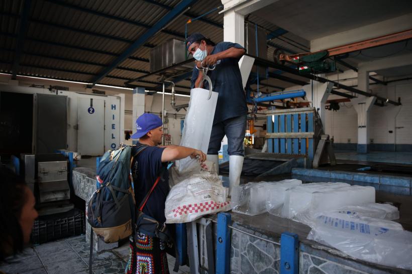 Luptă epuizantă la America Express pentru biletul de Guatemala: concurenții cară blocuri uriașe de gheață  spre o destinație îndepărtată, în arșița Mexicului 18824227