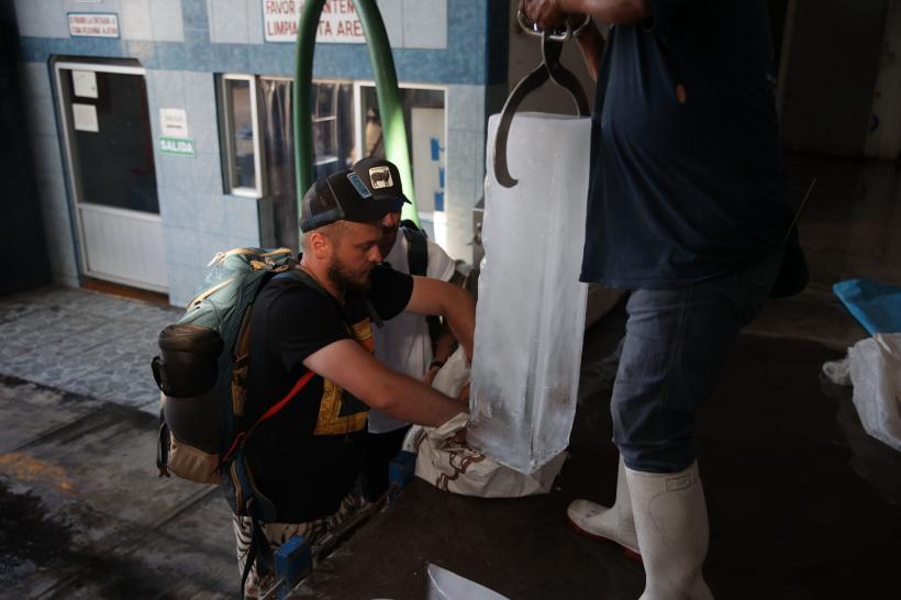 Luptă epuizantă la America Express pentru biletul de Guatemala: concurenții cară blocuri uriașe de gheață  spre o destinație îndepărtată, în arșița Mexicului 18824229