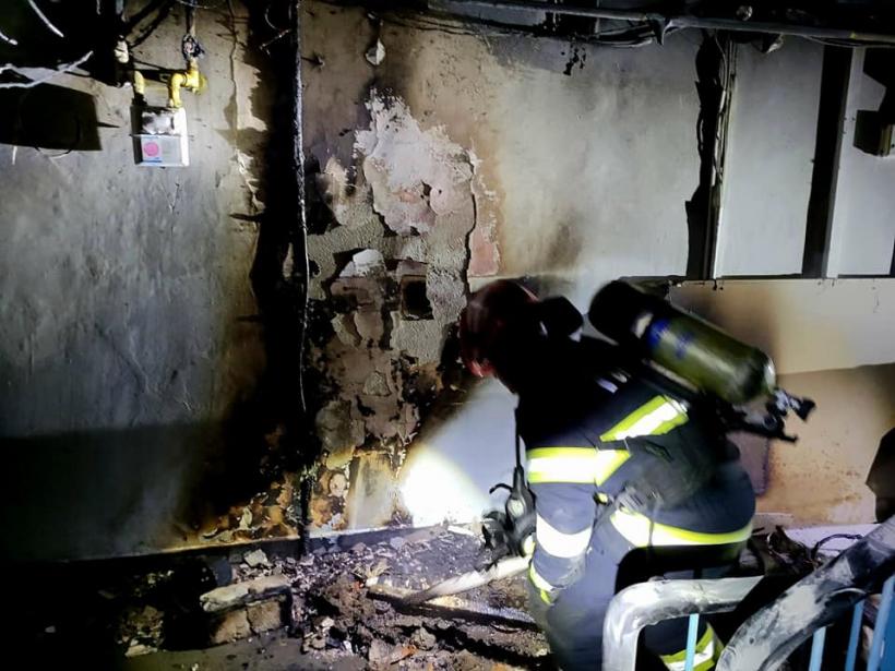 Incendiu devastator într-un bloc din Giurgiu! Locatarii au fost evacuați de urgență
