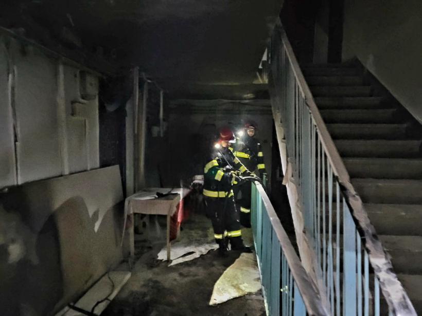Incendiu devastator într-un bloc din Giurgiu! Locatarii au fost evacuați de urgență 18824120