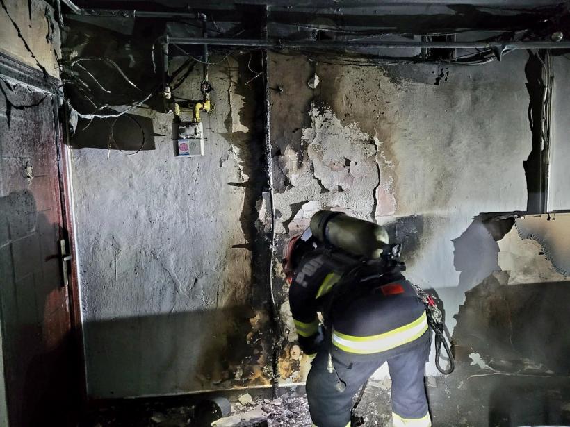 Incendiu devastator într-un bloc din Giurgiu! Locatarii au fost evacuați de urgență 18824121