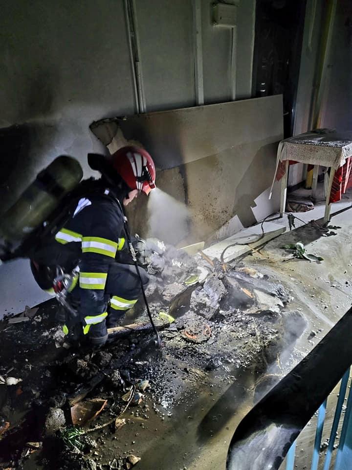 Incendiu devastator într-un bloc din Giurgiu! Locatarii au fost evacuați de urgență 18824122