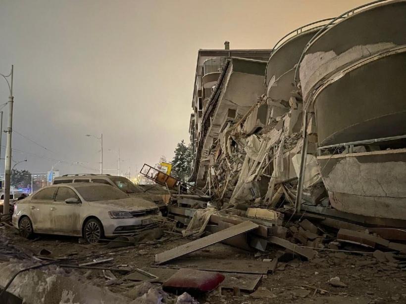Turcia cere ajutor NATO după cutremurele în care au murit peste 1.300 de oameni