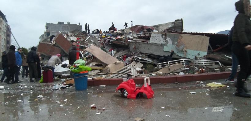 Turcia cere ajutor NATO după cutremurele în care au murit peste 1.300 de oameni 18824184