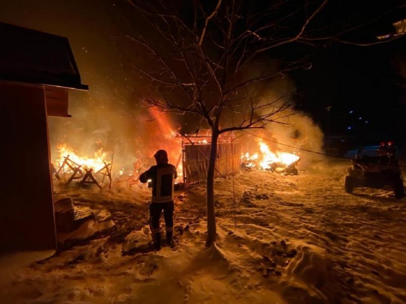 12 ATV-uri au ars într-un garaj din Bacău