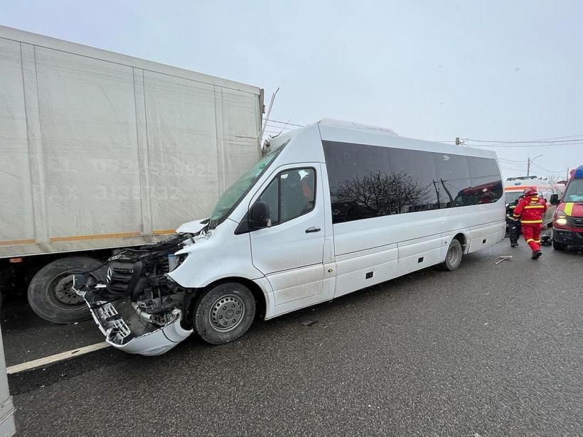 Accident între un microbuz și un TIR pe DN 2, în Bacău. Sunt 13 victime