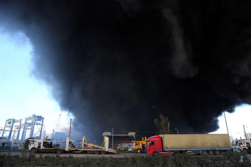 Incendiul uriaș în portul turc Iskenderun provocat de cutremurul de luni nu a fost stins 18824465