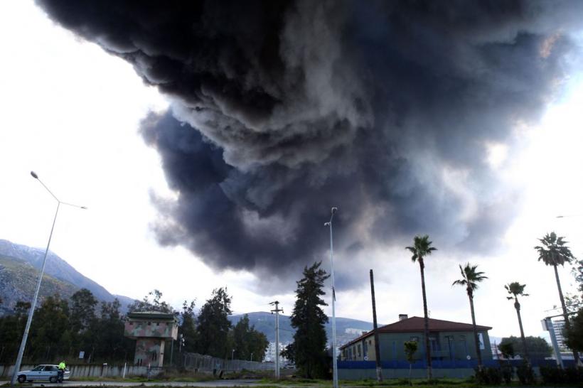 Incendiul uriaș în portul turc Iskenderun provocat de cutremurul de luni nu a fost stins 18824466