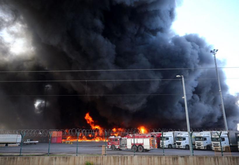 Incendiul uriaș în portul turc Iskenderun provocat de cutremurul de luni nu a fost stins 18824467