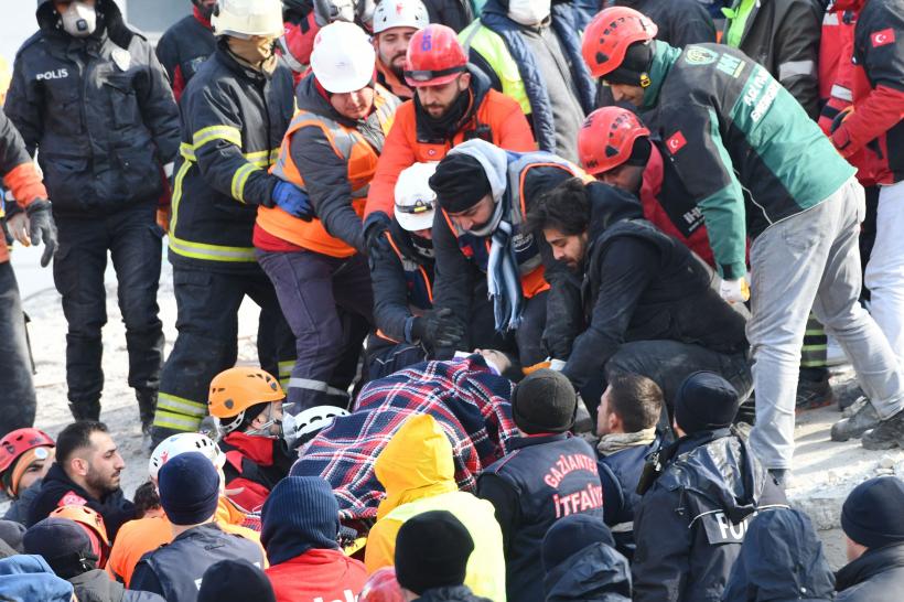  Miracol: O femeie a fost salvată după 40 de ore petrecute sub ruinele unei clădiri de cinci etaje 18824479