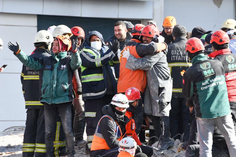  Miracol: O femeie a fost salvată după 40 de ore petrecute sub ruinele unei clădiri de cinci etaje 18824480