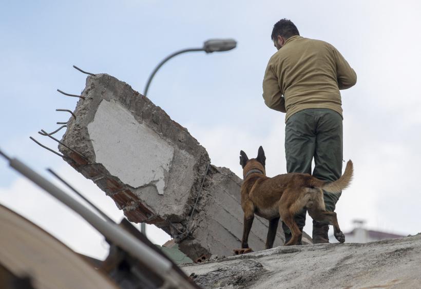  Miracol: O femeie a fost salvată după 40 de ore petrecute sub ruinele unei clădiri de cinci etaje 18824481