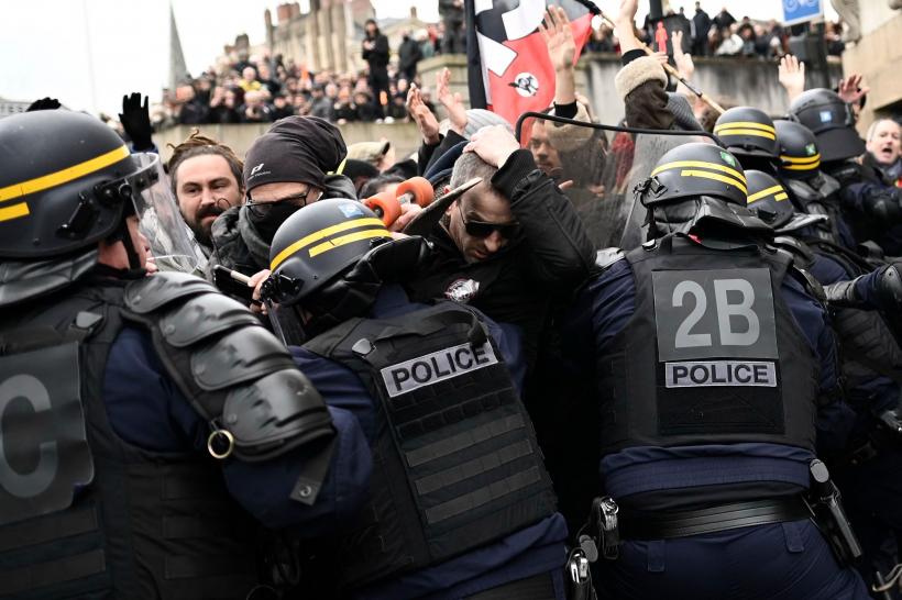 Proteste uriașe în Franța față de reforma pensiilor
