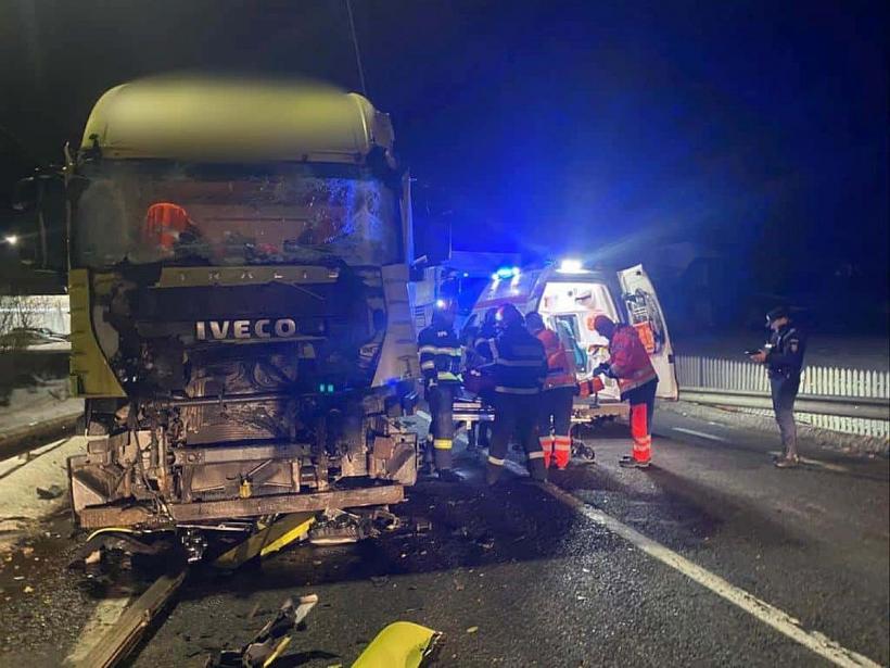 Impact între două autocamioane într-o localitate din Suceava. Unul dintre șoferi a rămas încarcerat 18824695