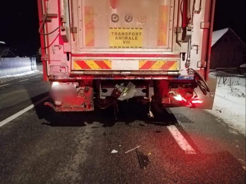 Impact între două autocamioane într-o localitate din Suceava. Unul dintre șoferi a rămas încarcerat 18824697