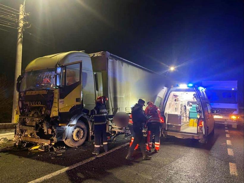 Impact între două autocamioane într-o localitate din Suceava. Unul dintre șoferi a rămas încarcerat 18824698