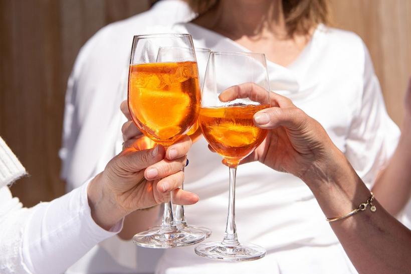 Una sau două băuturi alcoolice pe zi reduc riscul de demență cu 21%