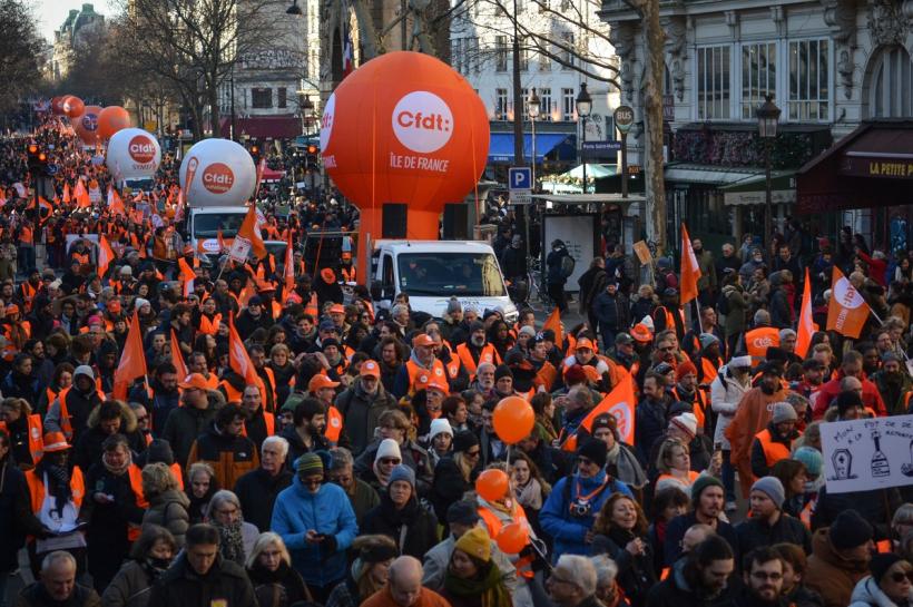 Protest cu sute de tractoare și mii de fermieri în Paris