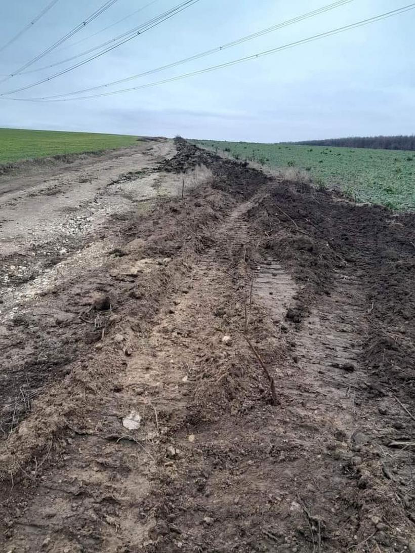 Sat vechi de 300 de ani, lăsat fără drum: l-a arat un arendaș! 18824600